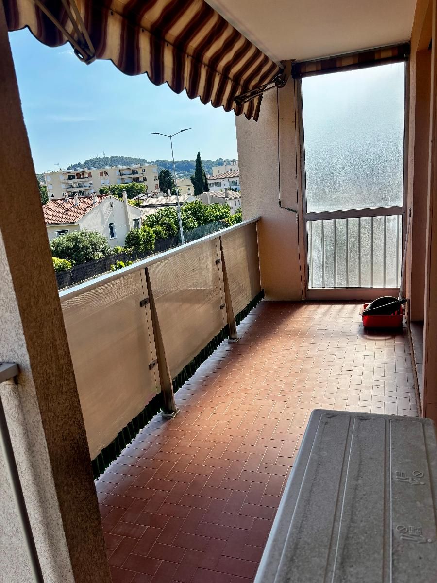 Appartement T3/T4 de 90m2 avec balcon, cave, et parking